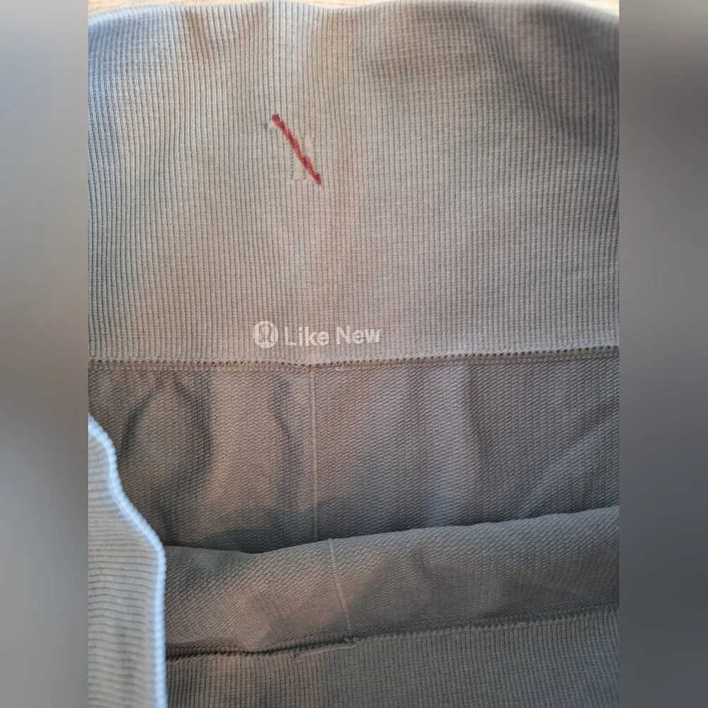Lululemon Cropped Capri Gray Textured Compression Leggings - Size 6